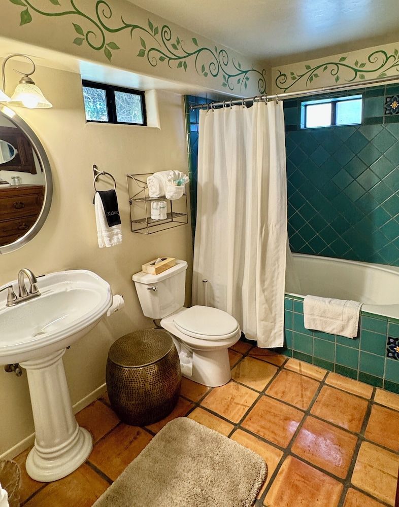 Blue Iguana Inn Suite, 1 King Bed 2