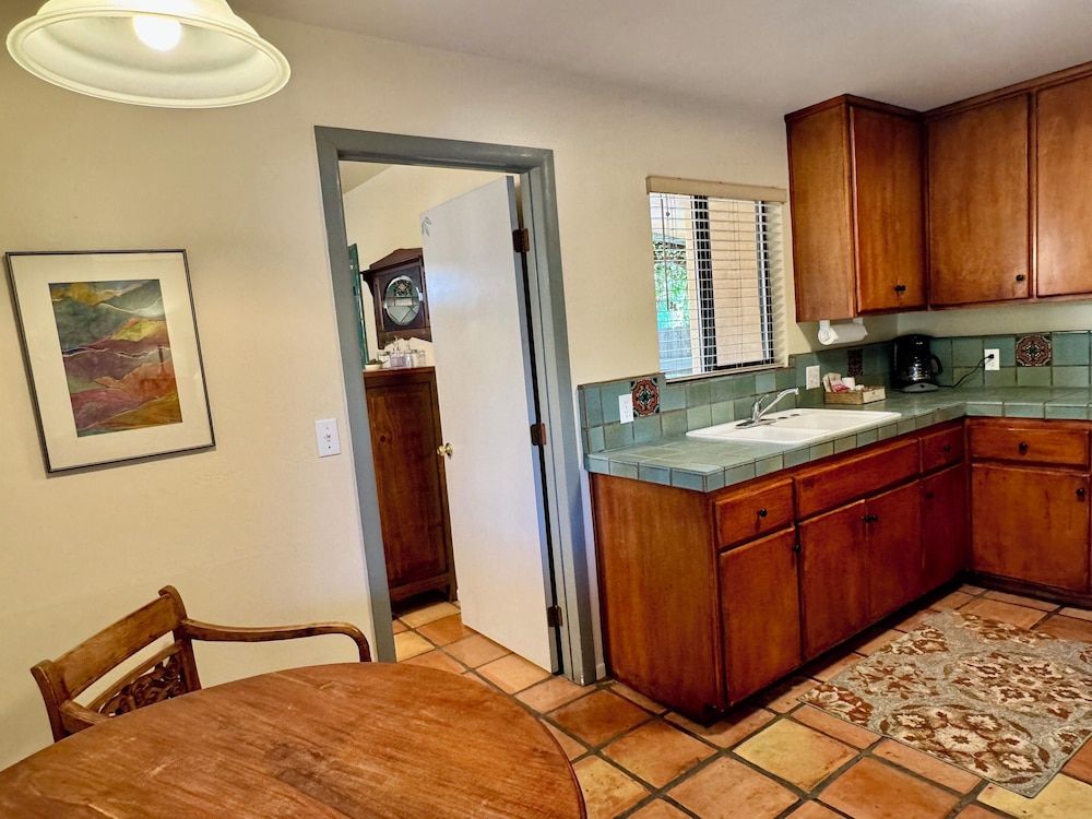 Blue Iguana Inn Suite, 1 King Bed 3