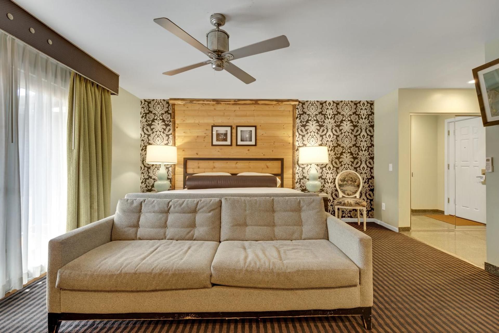 King Suite with Pool View