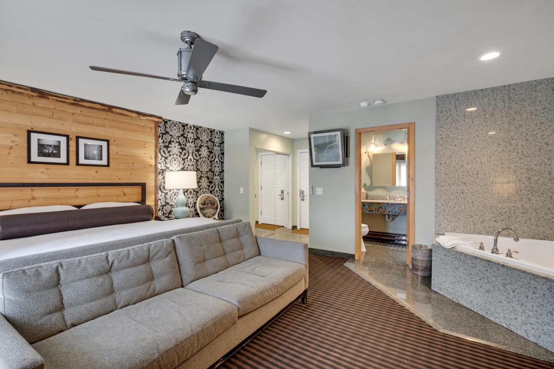 King Suite with Pool View