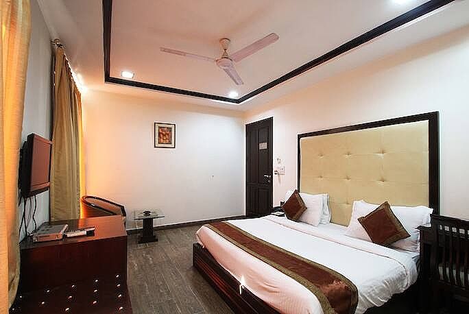 Hotel Veer Palace Deluxe Room 3