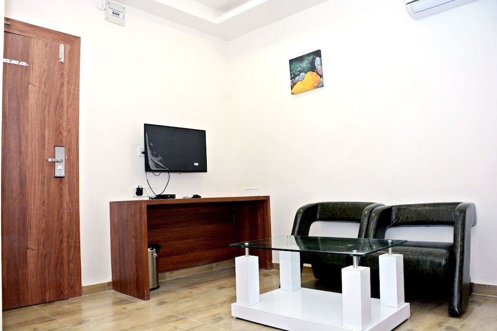 Fabhotel Royal Wings Deluxe Room 11