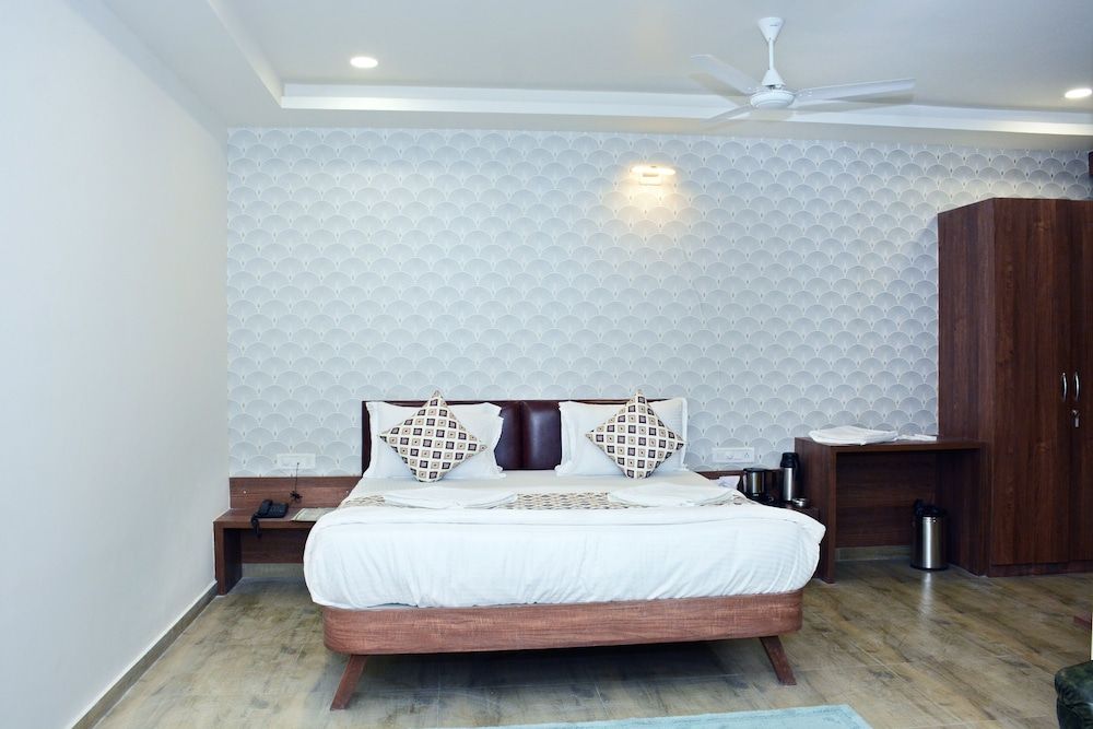 Fabhotel Royal Wings Deluxe Room 10