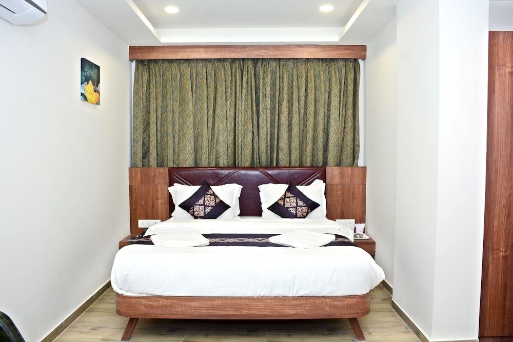 Fabhotel Royal Wings Deluxe Room 7