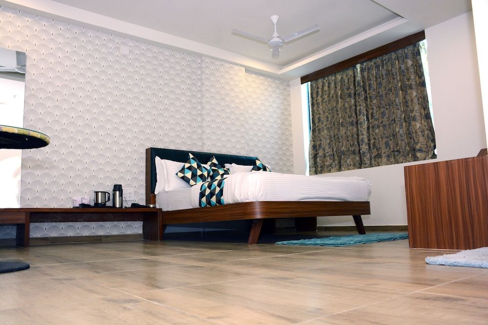 Fabhotel Royal Wings Deluxe Room 12