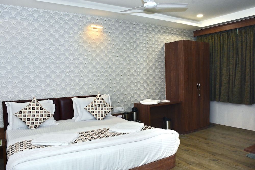 Fabhotel Royal Wings Deluxe Room 14