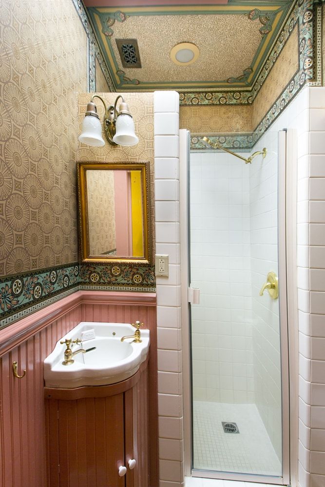 Simpson House Inn Standard Room, 1 Queen Bed (Mary Simpson - Detached Private Bathroom) 5