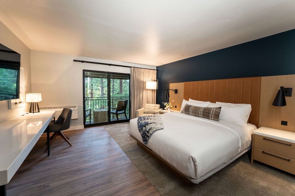 The Incline Lodge Signature Room, 1 King Bed 3