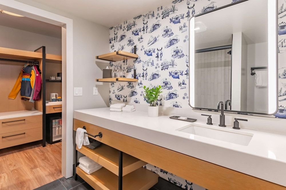 The Incline Lodge Signature Room, 1 King Bed 10