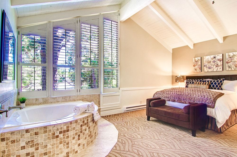 Premium Suite, 1 King Bed, Jetted Tub