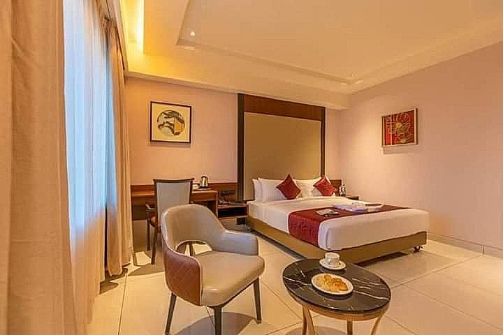 Hotel M Pro Palace Mysore - 12 Minutes to Mysore Palace Deluxe room with city view  7