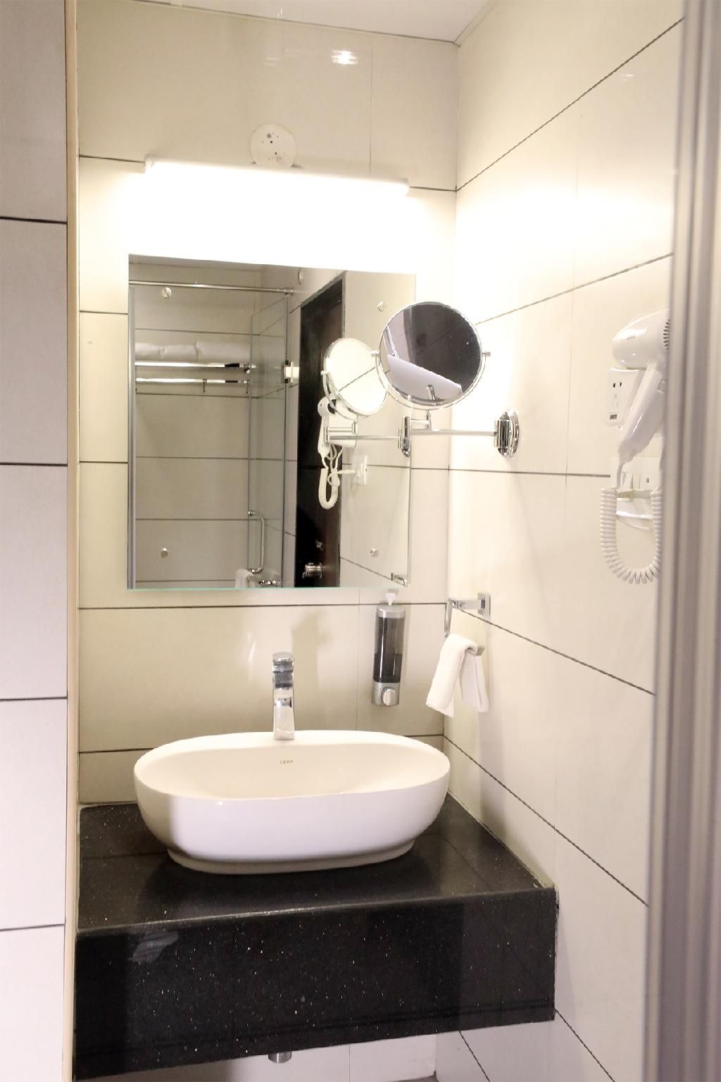 The White Pearl Suites Superior Room 16