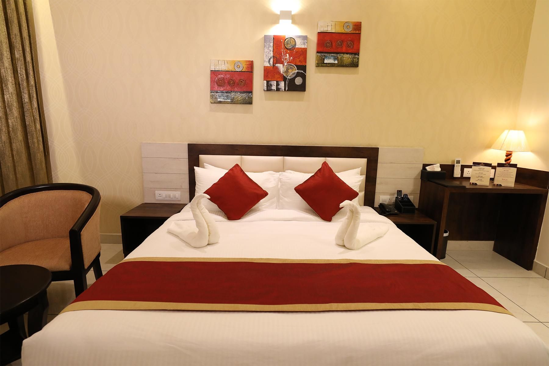 Hotel Foxglove International Deluxe Room 13