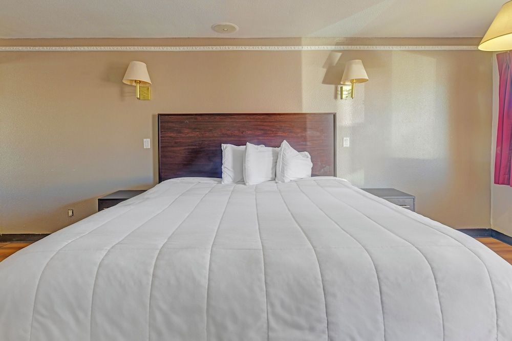 Travelers inn by OYO Wichita Falls Suite, 1 King Bed, Non Smoking 2