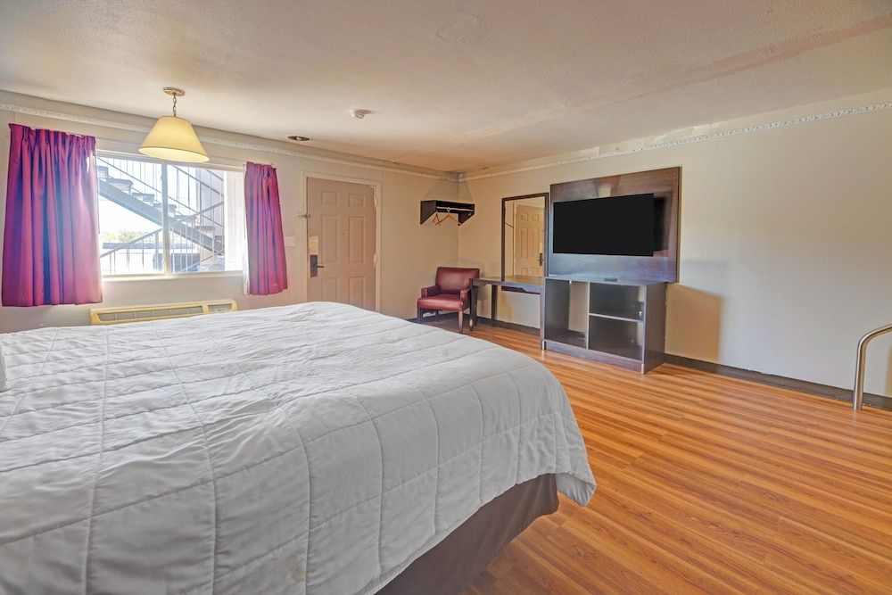 Travelers inn by OYO Wichita Falls Suite, 1 King Bed, Non Smoking 3