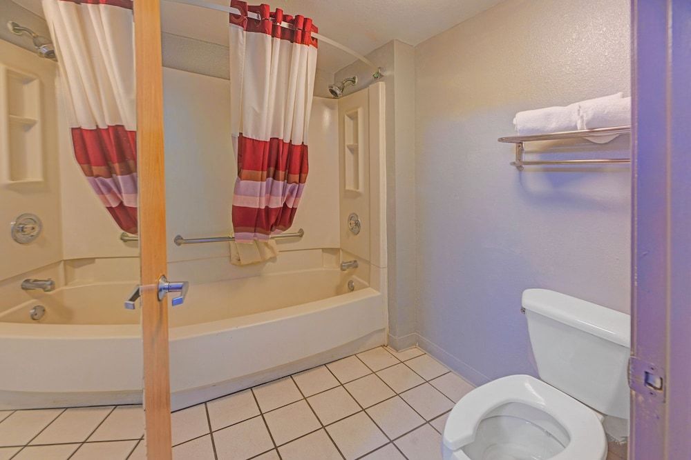 Travelers inn by OYO Wichita Falls Room, 1 King Bed, Non Smoking 4