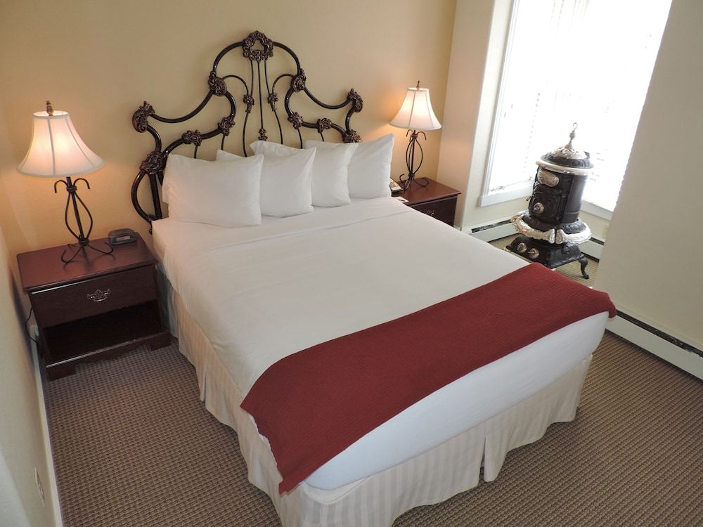 The Victorian Inn Premium Room, 1 Queen Bed with Sofa bed 2