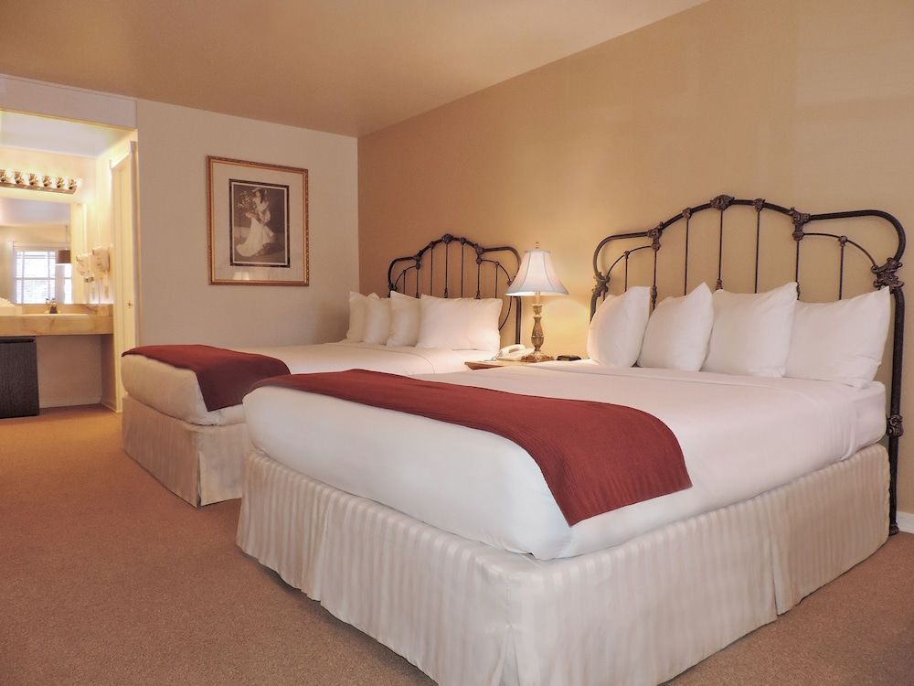 The Victorian Inn Deluxe Room, 2 Queen Beds, Kitchenette