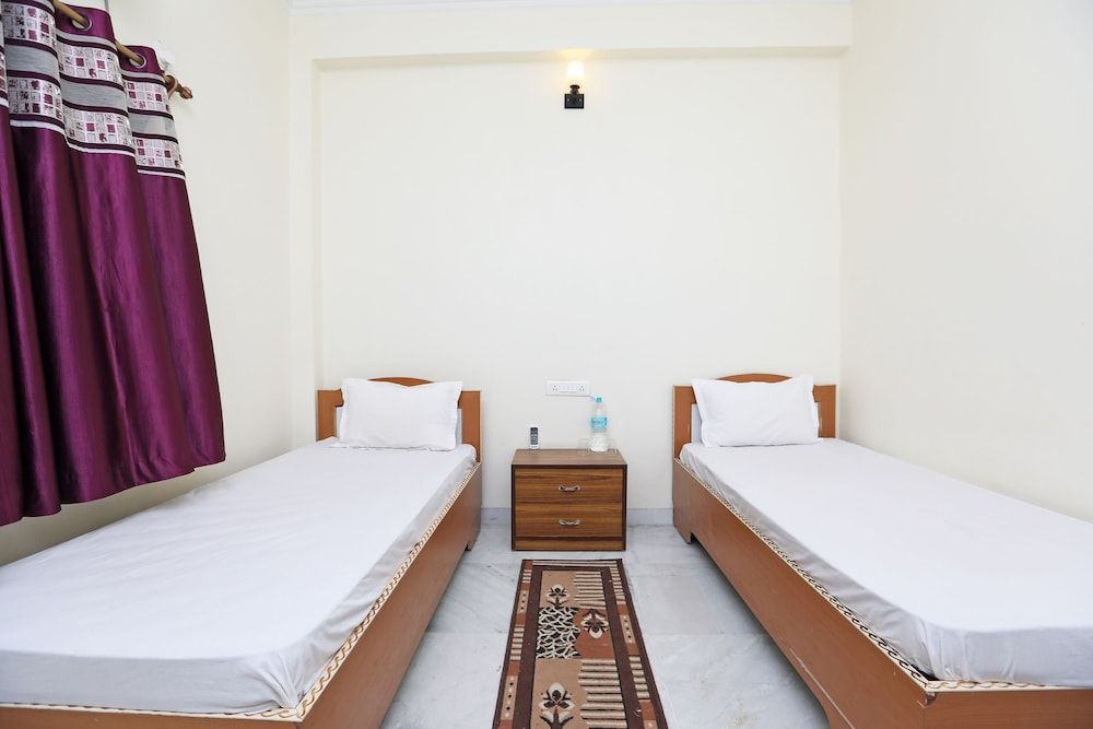 OYO 44618 Paradise Guest House Deluxe Room