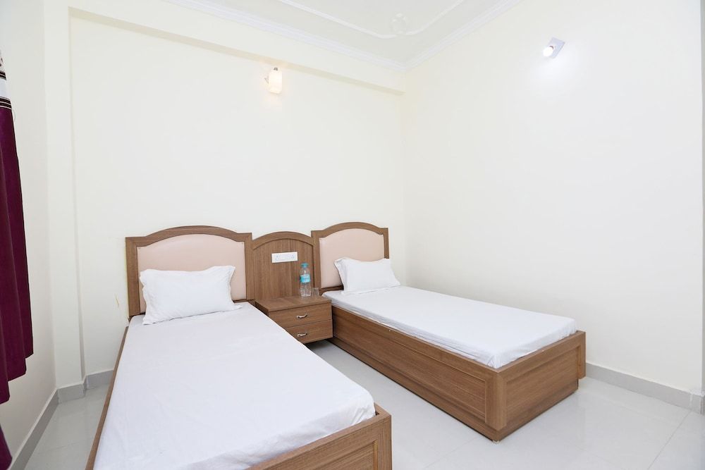 OYO 44618 Paradise Guest House Deluxe Room 2