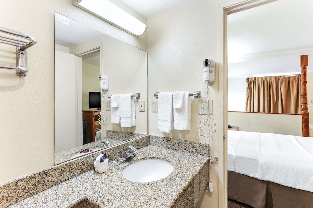 Americas Best Value Inn & Suites El Centro Suite, 1 King Bed, Non Smoking 4