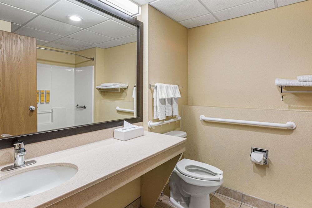 Best Western Plus Ruidoso Inn Standard Room, 2 Queen Beds, Accessible, Bathtub (Oversized Room) 4