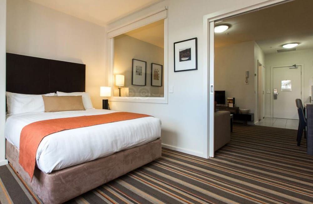 Urban Apartments Melbourne on Elizabeth Deluxe King Studio 2