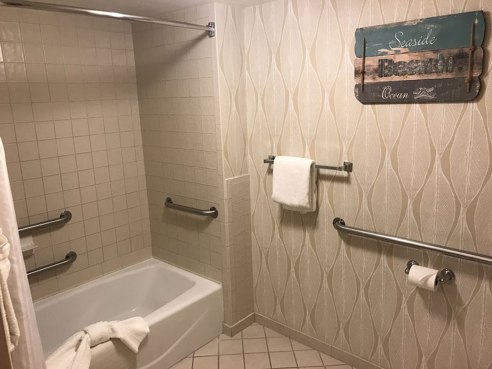 Sun Viking Lodge Accessible Garden Pool View Room, Kitchen, 2 Queen Beds 4