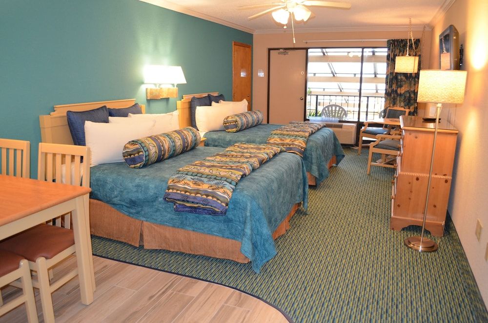 Sun Viking Lodge Accessible Garden Pool View Room, Kitchen, 2 Queen Beds 2