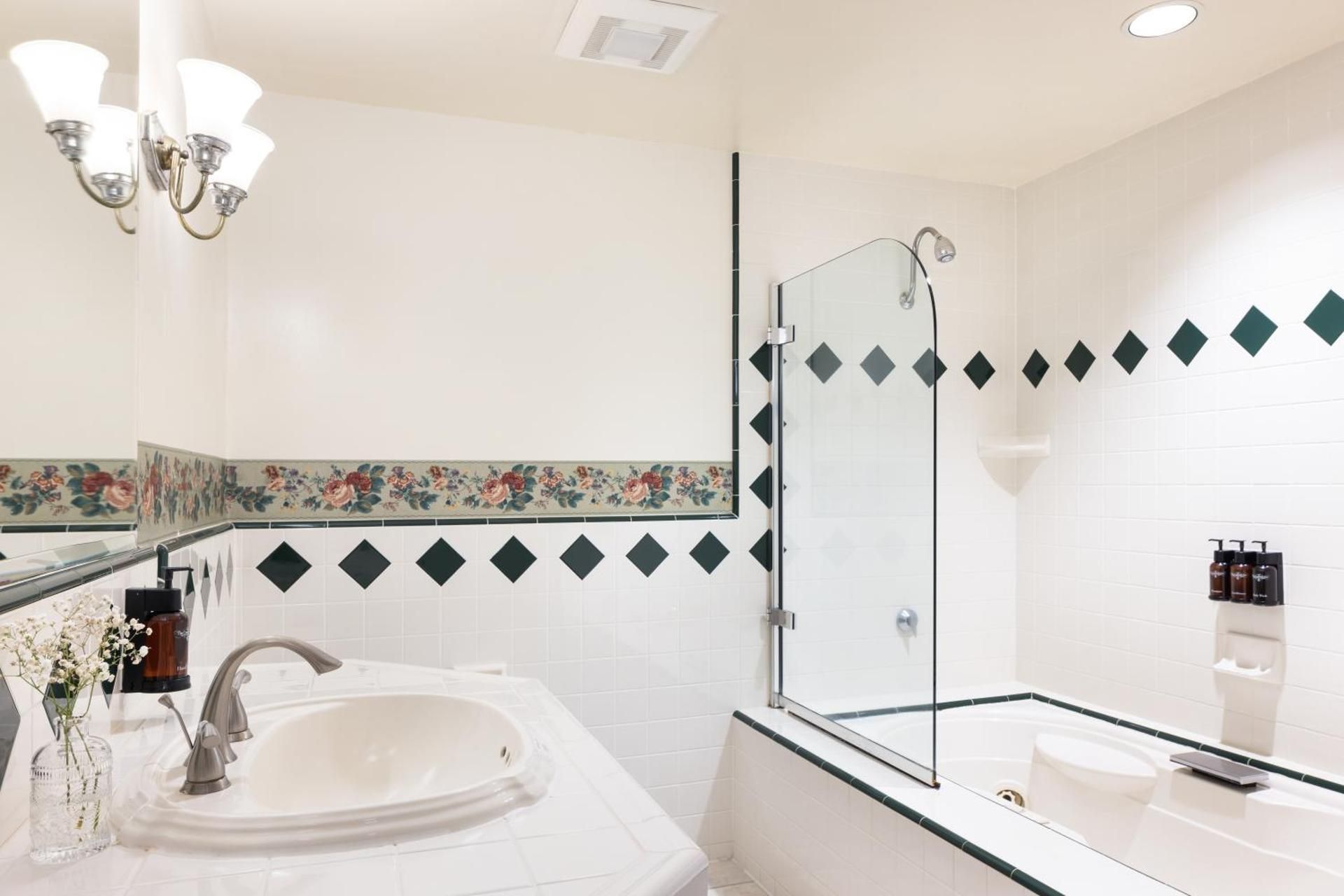 Queen Suite with Spa Bath