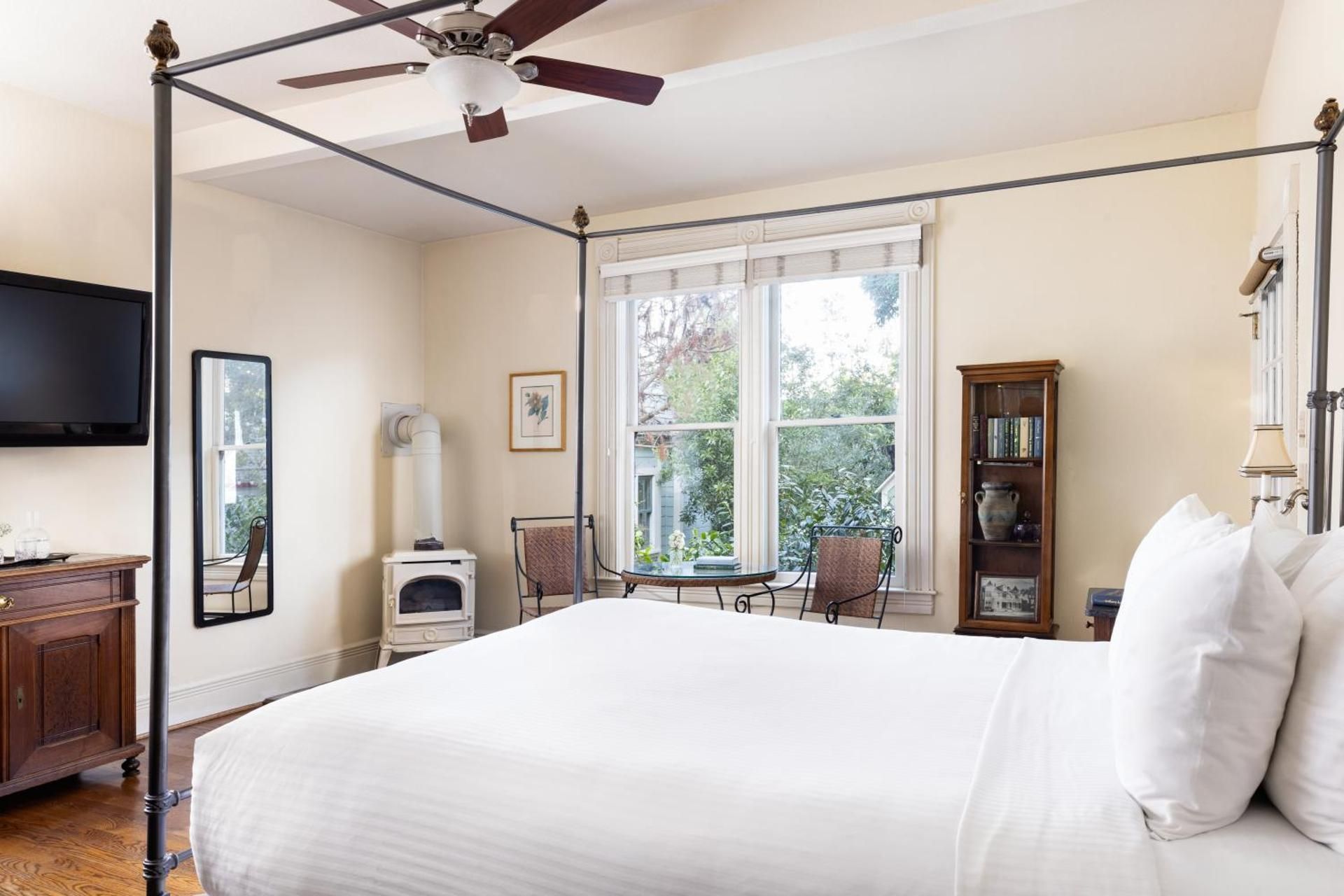 Queen Suite with Spa Bath