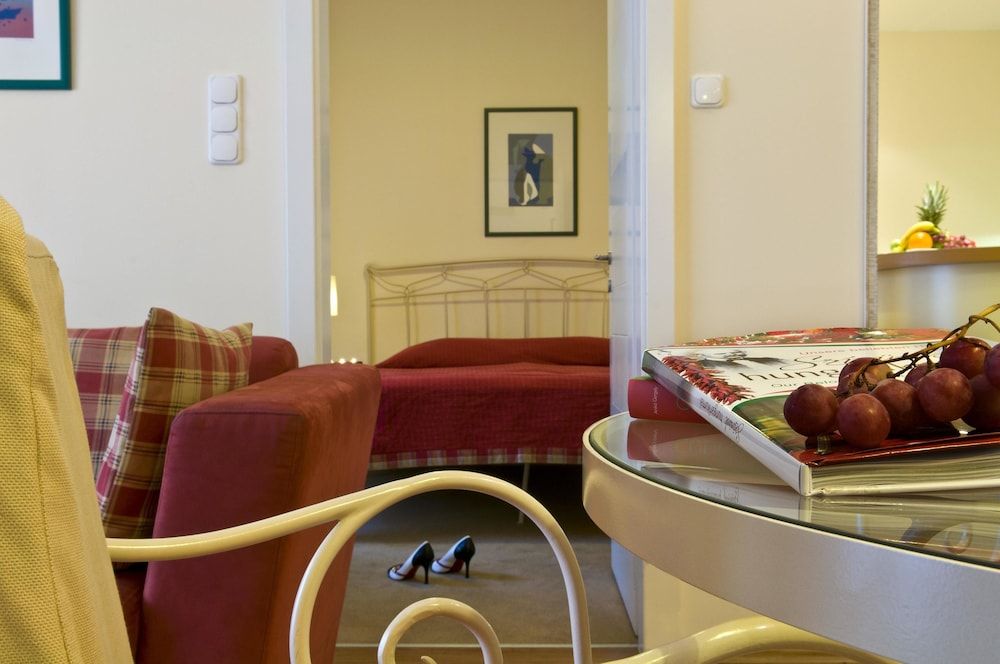 Mamaison Residence Izabella Budapest Classic Suite, 1 King Bed with Sofa bed, Non Smoking, Courtyard View 3