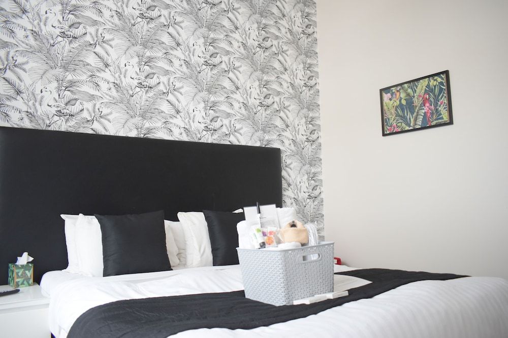 The Ashleigh - Dog Friendly Double or Twin Room, Ensuite (The Kitchen Room) 5