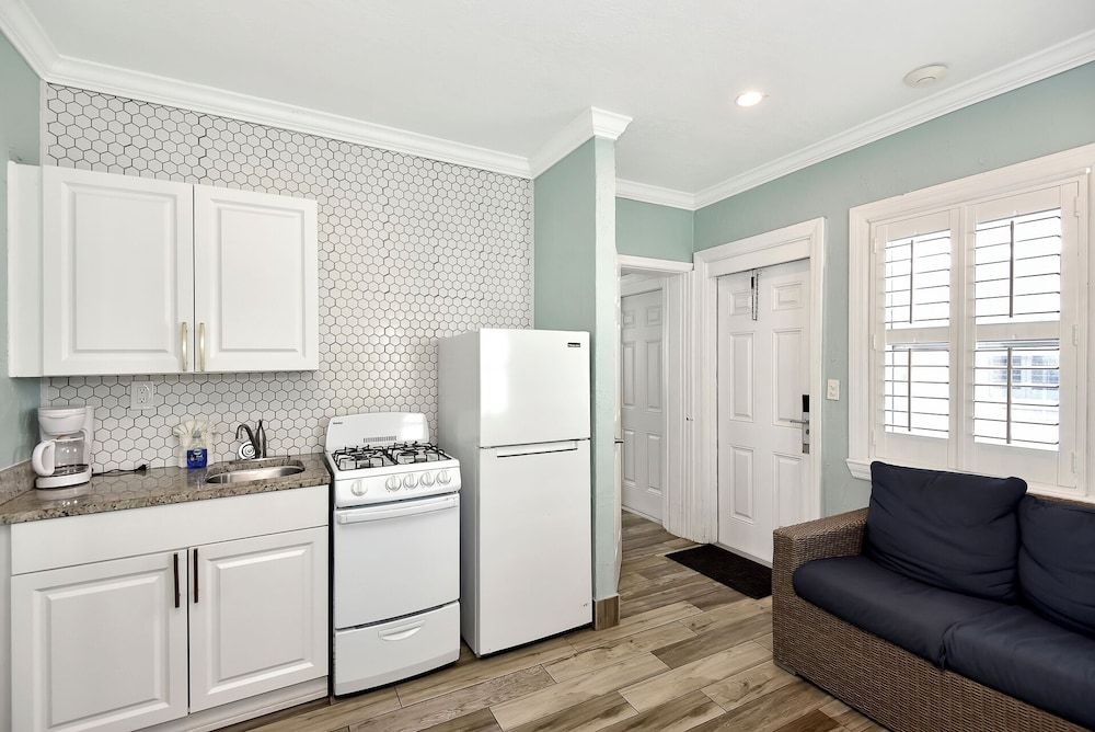 Shoreline Suites & Cabana Cottages Suite, 2 Bedrooms, Kitchen 14