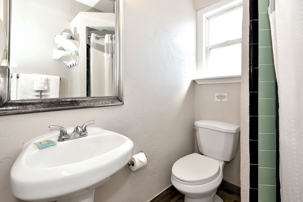 Shoreline Suites & Cabana Cottages Suite, 2 Bedrooms, Kitchen 12