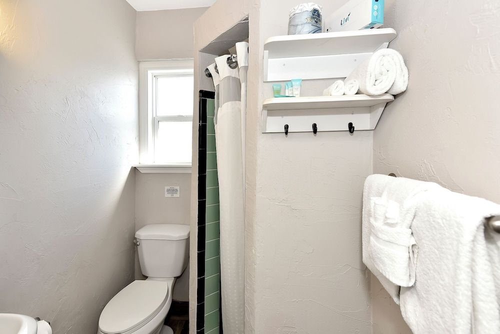 Shoreline Suites & Cabana Cottages Suite, 2 Bedrooms, Kitchen 7