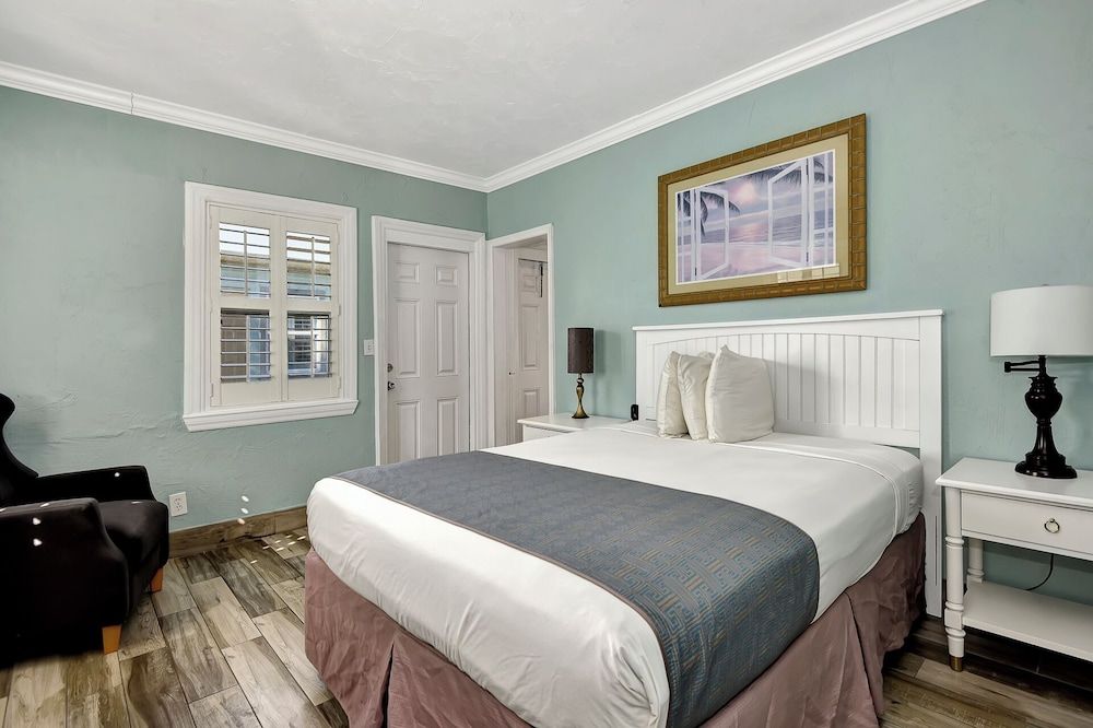 Shoreline Suites & Cabana Cottages Suite, 2 Bedrooms, Kitchen 6