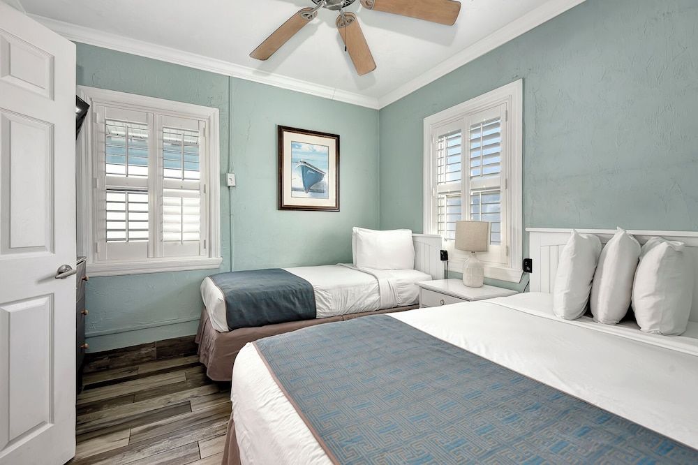 Shoreline Suites & Cabana Cottages Suite, 2 Bedrooms, Kitchen 3