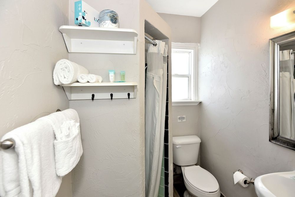 Shoreline Suites & Cabana Cottages Suite, 2 Bedrooms, Kitchen 11