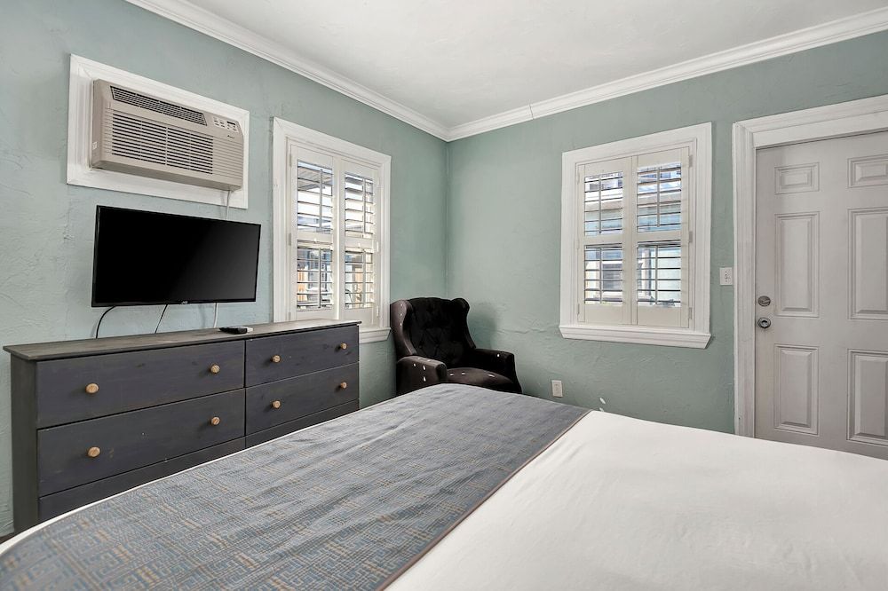 Shoreline Suites & Cabana Cottages Suite, 2 Bedrooms, Kitchen