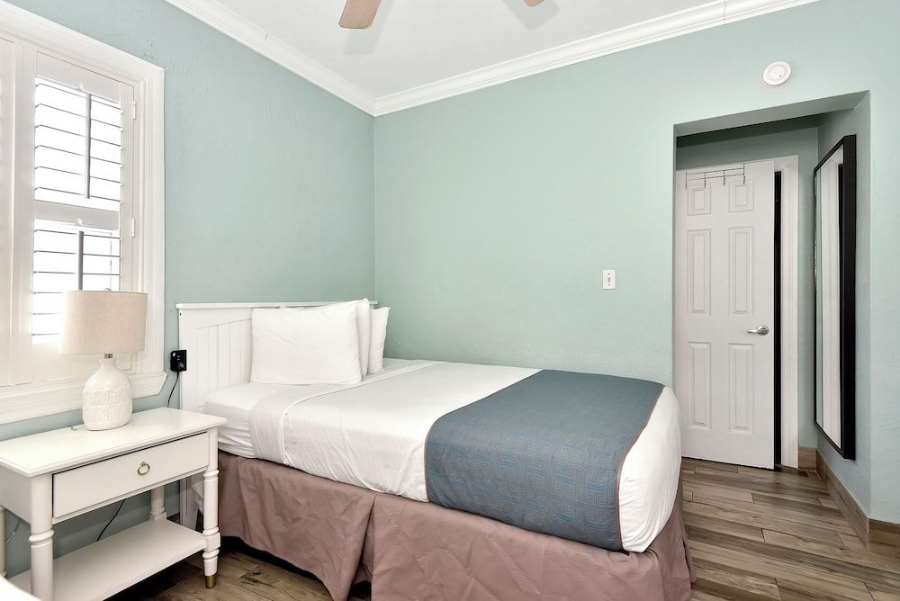 Shoreline Suites & Cabana Cottages Suite, 2 Bedrooms, Kitchen 2