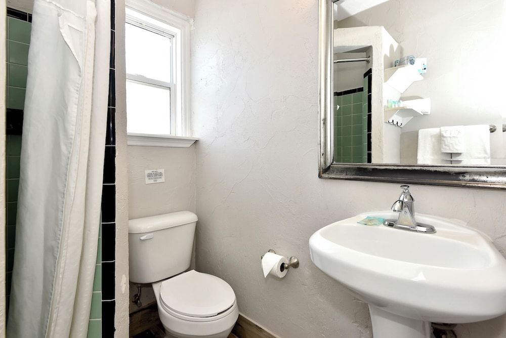 Shoreline Suites & Cabana Cottages Suite, 2 Bedrooms, Kitchen 9