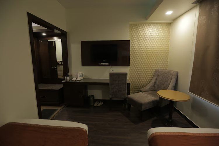 MAHARAJA HOTEL Deluxe room  3