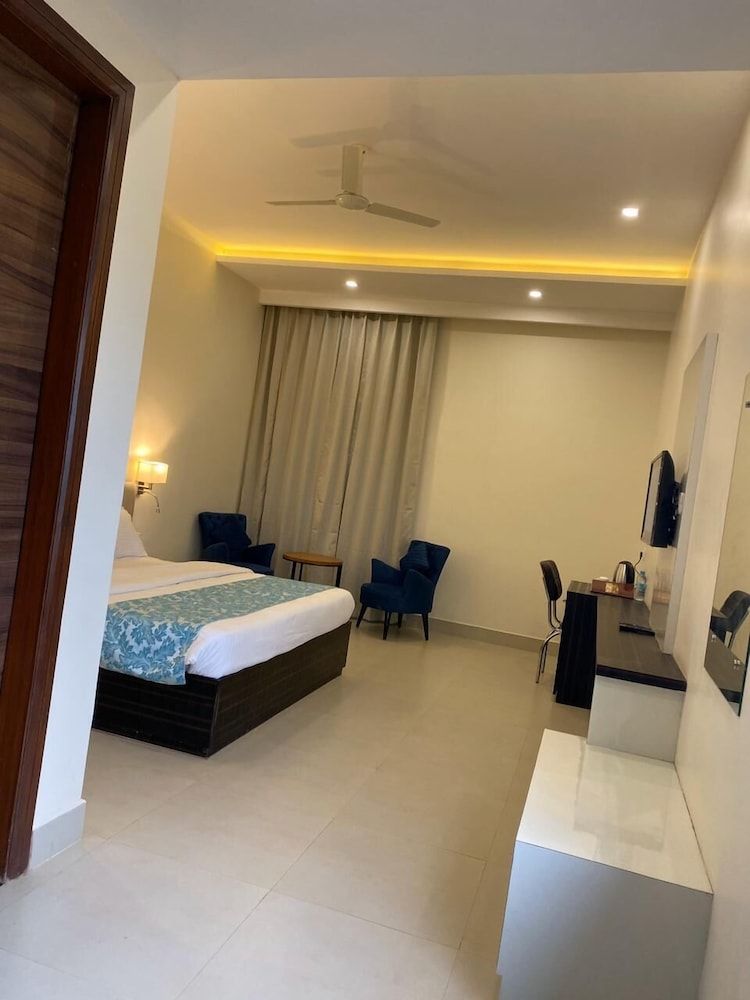 Hotel Jasmine Grand Deluxe Room 4