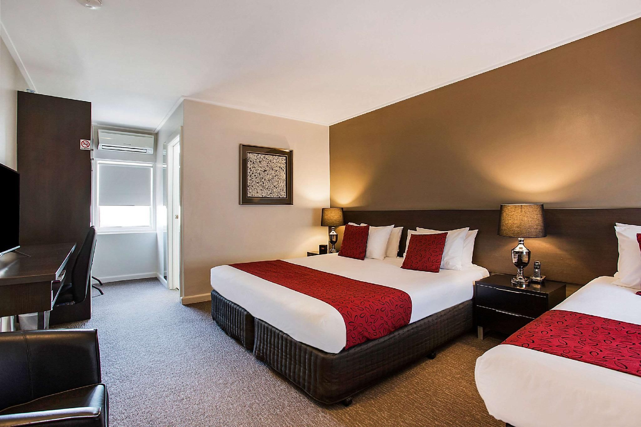 1 King Bed, 1 Single Bed, Nonsmoking, Upgrade