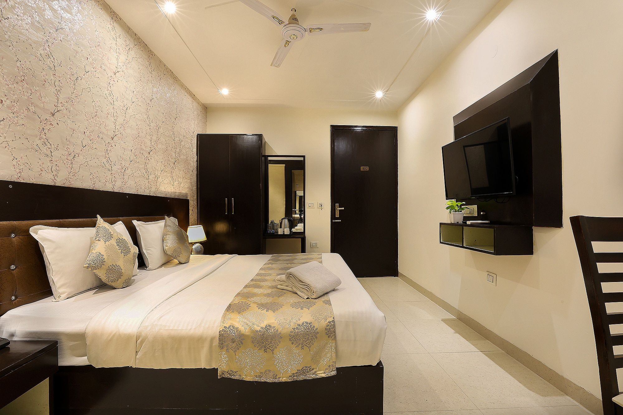 Hotel Emblem Suites Deluxe Room With Free Wifi