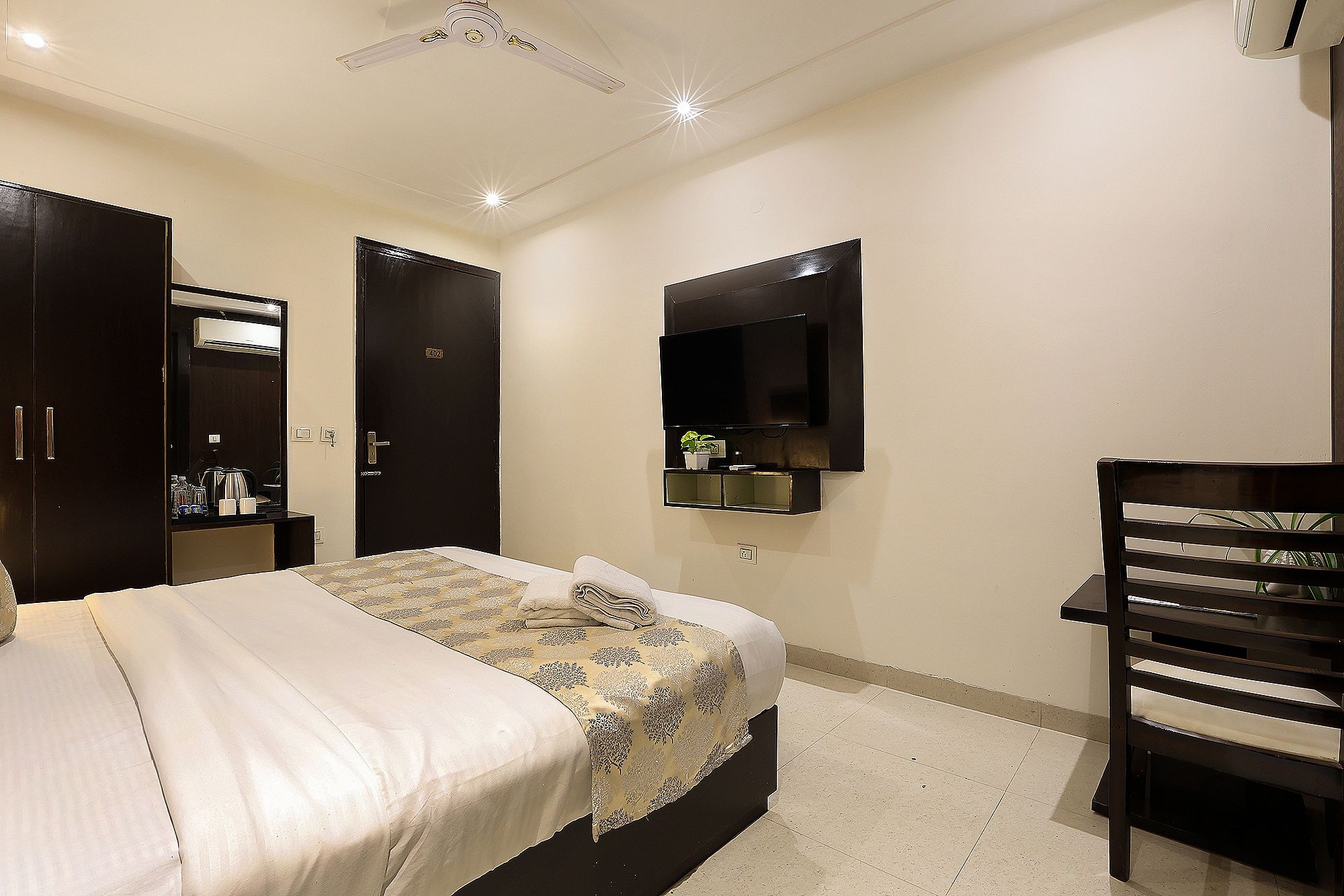 Hotel Emblem Suites Deluxe Room With Free Wifi 2