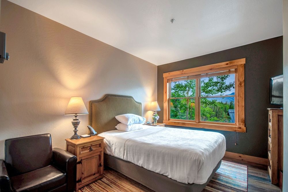 Tiny Room, 1 Queen Bed (2nd bedroom to a larger condo, no kitchen or sitting area)