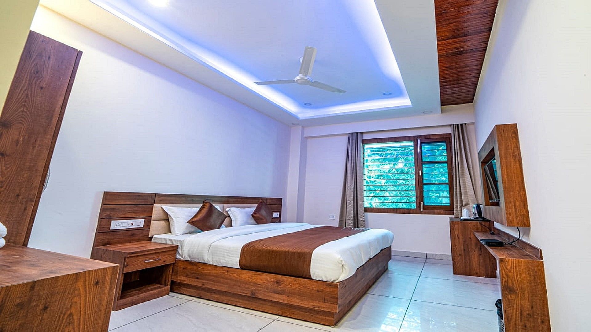 Hotel Divine Residency Deluxe Room 4