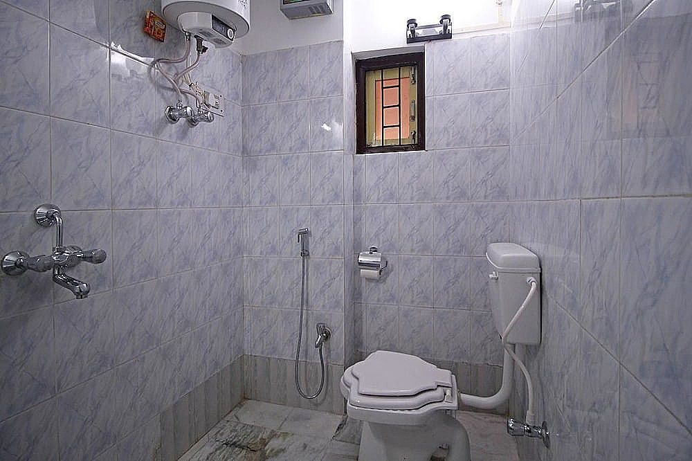 Pallavi International Hotel Deluxe Room 5